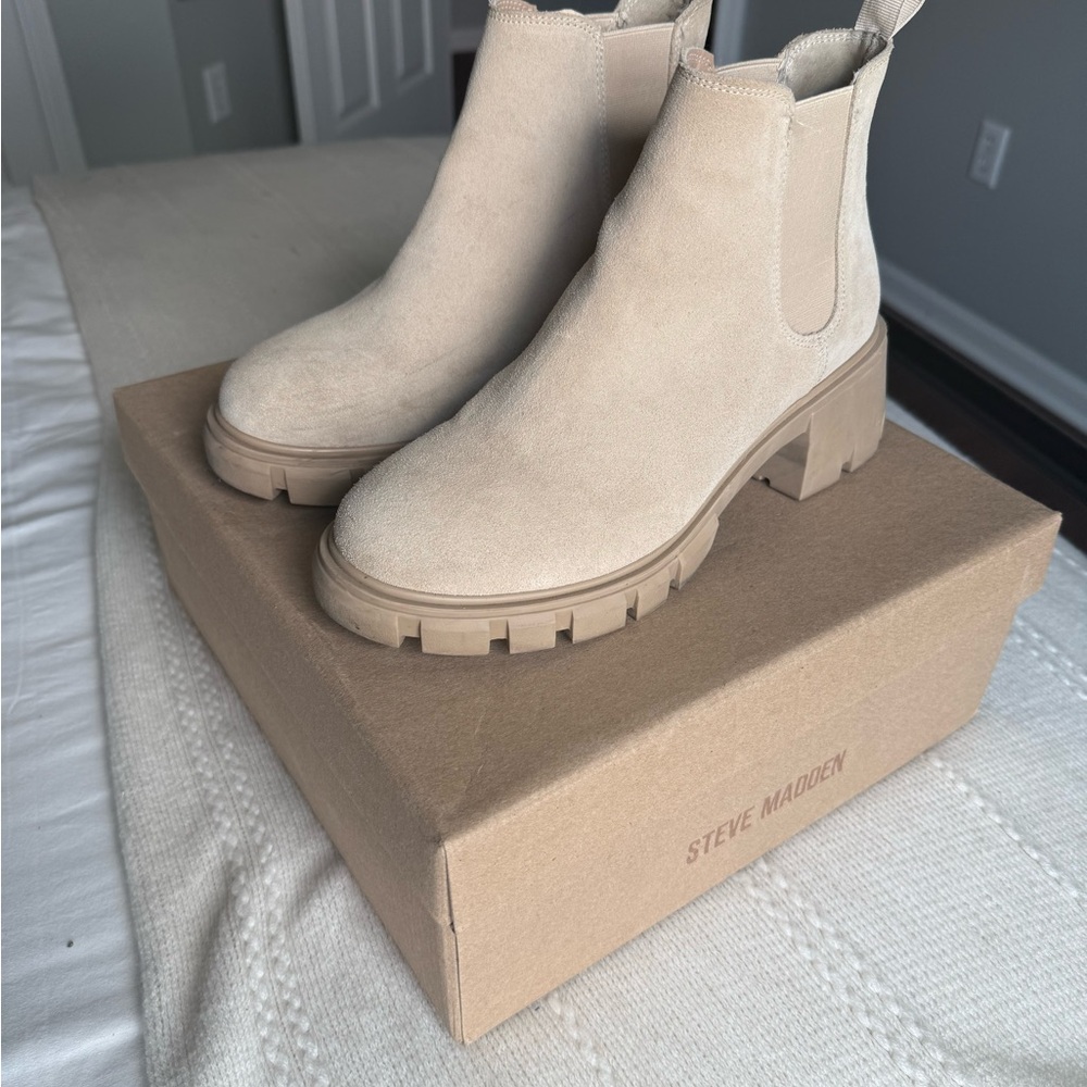 Steve Madden Howler Tan Ankle Lug Booties